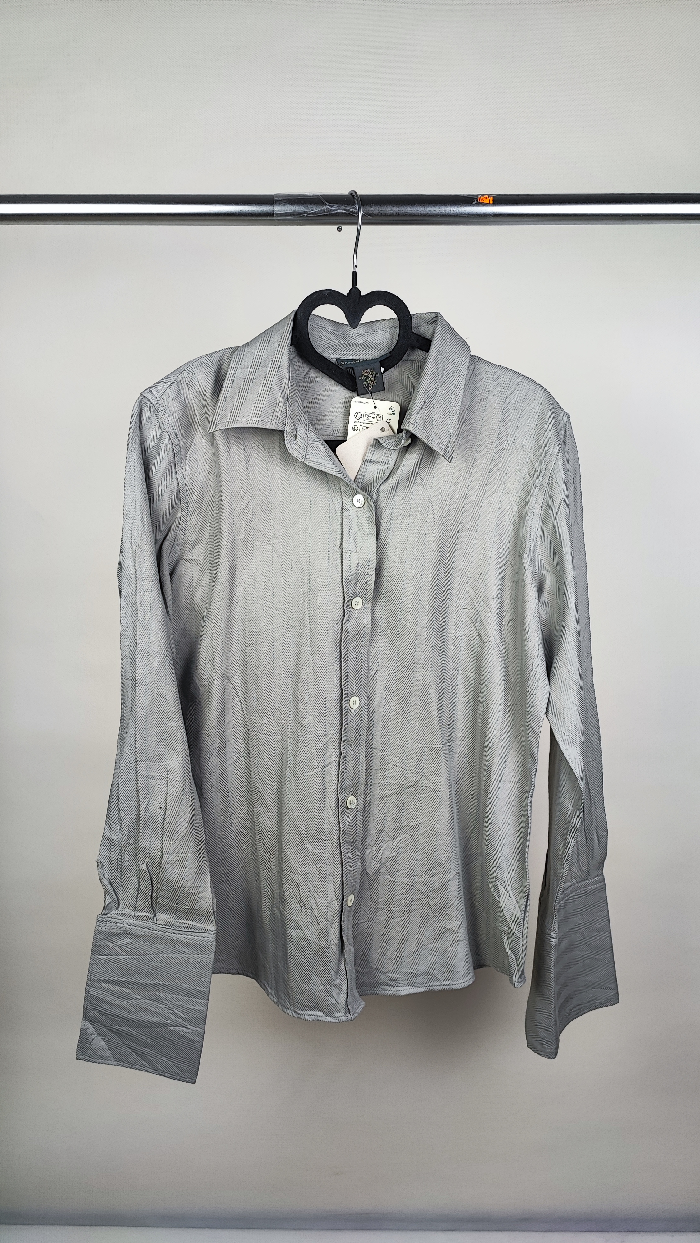 شومیز زنانه آستین بلند طوسی رنگ برند بنانا ریپابلیک با بافت جناغی و سردست پهن، سایز مدیوم، گرید C استوک.