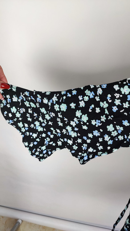 شومیز زنانه مشکی با گلهای آبی و سبز برند جاستیس استوک اروپایی گرید A مناسب سایز ۴۰ تا ۴۲