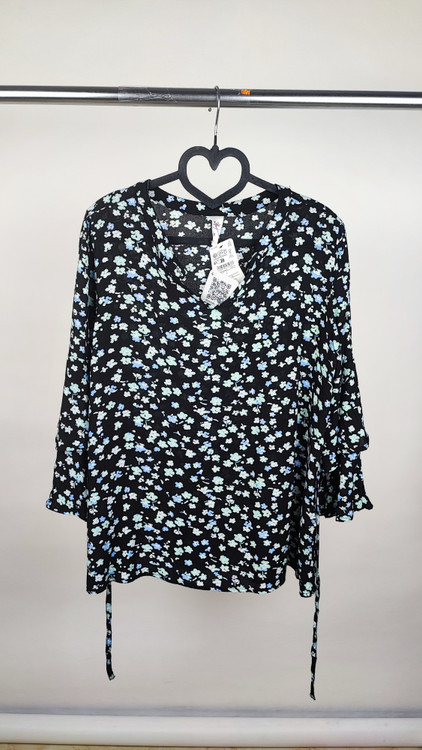 شومیز زنانه مشکی با گلهای آبی و سبز برند جاستیس استوک اروپایی گرید A مناسب سایز ۴۰ تا ۴۲