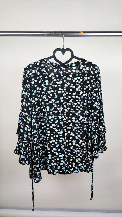 شومیز زنانه مشکی با گلهای آبی و سبز برند جاستیس استوک اروپایی گرید A مناسب سایز ۴۰ تا ۴۲