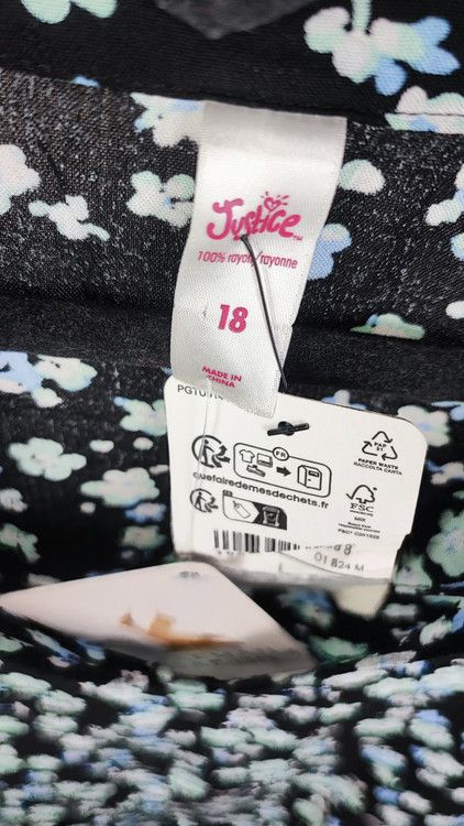 شومیز زنانه مشکی با گلهای آبی و سبز برند جاستیس استوک اروپایی گرید A مناسب سایز ۴۰ تا ۴۲