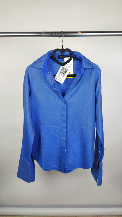 شومیز زنانه استوک اروپایی برند پینک تارتان (Pink Tartan) رنگ آبی با بافت ریز دابی سایز مدیوم مناسب استایل رسمی و کژوال