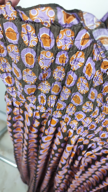 پیراهن بلند زنانه ساحلی استوک برند Ty رنگ قهوهای با طرحهای دایرهای نارنجی و بنفش سایز لارج مناسب سایز ۴۴ تا ۴۶ مدل بنددار و کشسانی در سینه