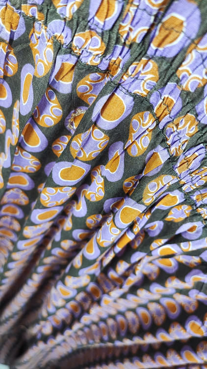 پیراهن بلند زنانه ساحلی استوک برند Ty رنگ قهوهای با طرحهای دایرهای نارنجی و بنفش سایز لارج مناسب سایز ۴۴ تا ۴۶ مدل بنددار و کشسانی در سینه