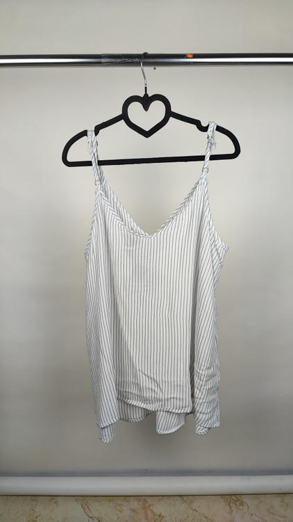 تاپ زنانه راهراه سفید و آبی برند Torrid سایز بزرگ استوک با یقه بنددار.