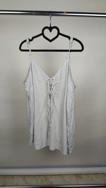 تاپ زنانه راهراه سفید و آبی برند Torrid سایز بزرگ استوک با یقه بنددار.