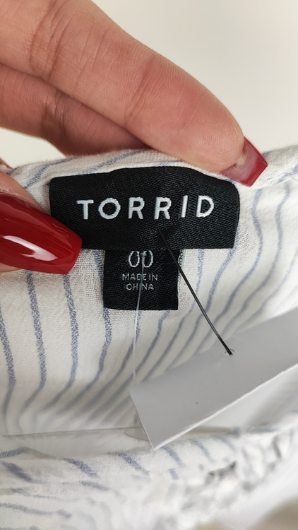 تاپ زنانه راهراه سفید و آبی برند Torrid سایز بزرگ استوک با یقه بنددار.