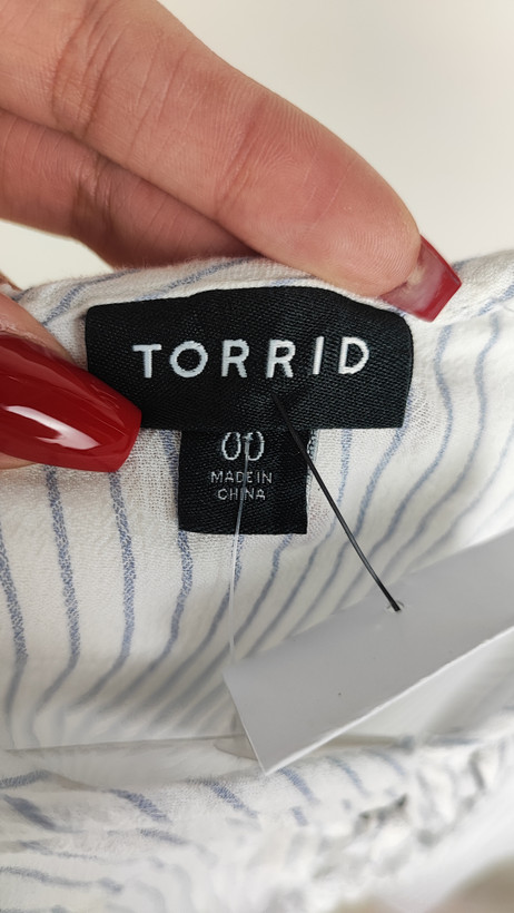 تاپ زنانه راهراه سفید و آبی برند Torrid سایز بزرگ استوک با یقه بنددار.