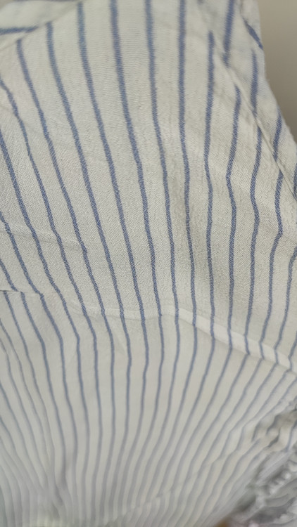 تاپ زنانه راهراه سفید و آبی برند Torrid سایز بزرگ استوک با یقه بنددار.