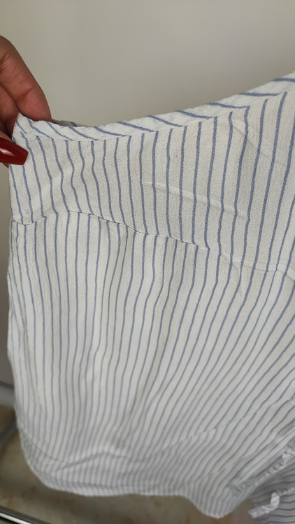 تاپ زنانه راهراه سفید و آبی برند Torrid سایز بزرگ استوک با یقه بنددار.