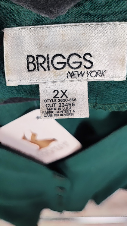 تاپ زنانه سایز بزرگ برند بریگز (Briggs) مدل جلو دکمهدار یقه هفت، رنگ سبز زمردی، سایز ۲X وارداتی