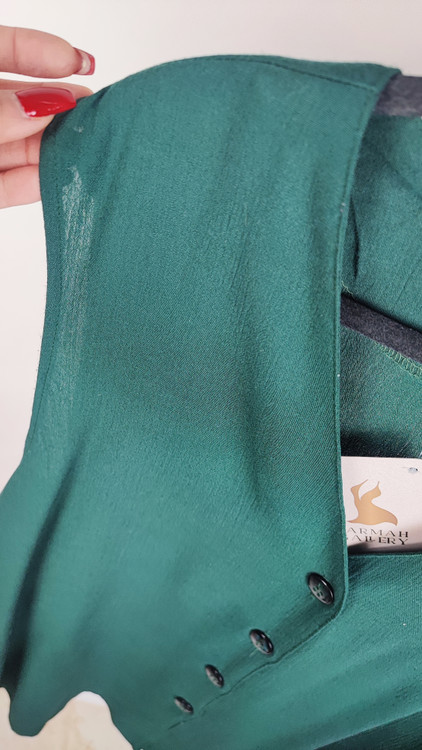 تاپ زنانه سایز بزرگ برند بریگز (Briggs) مدل جلو دکمهدار یقه هفت، رنگ سبز زمردی، سایز ۲X وارداتی