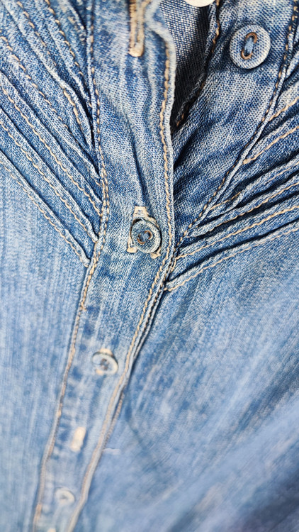 شومیز جین زنانه آبی برند بلانکو استوک اروپایی کد ۱۵۰۷ مناسب استایل اسپرت و روزمره