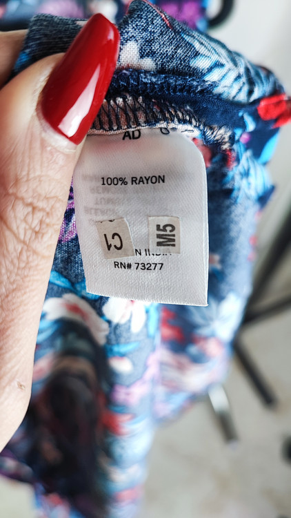 تاپ زنانه نخی برند سوناما رنگ سرمهای با طرح گلهای هاوایی قرمز و آبی مناسب تابستان