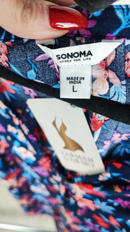 تاپ زنانه نخی برند سوناما رنگ سرمهای با طرح گلهای هاوایی قرمز و آبی مناسب تابستان