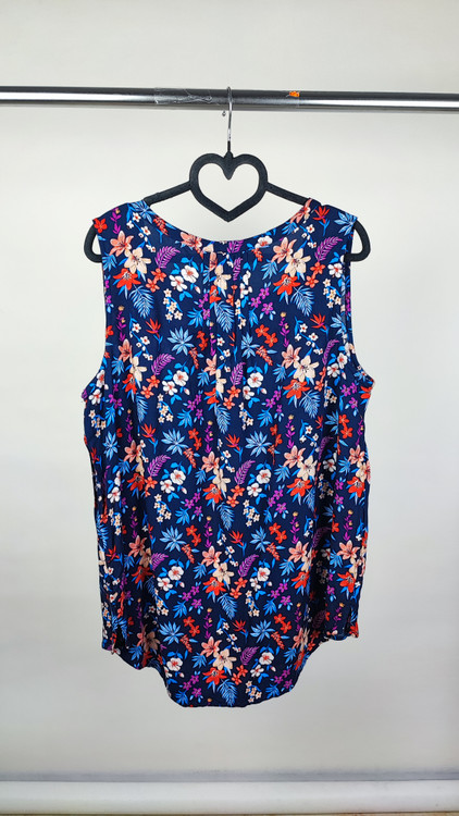 تاپ زنانه نخی برند سوناما رنگ سرمهای با طرح گلهای هاوایی قرمز و آبی مناسب تابستان