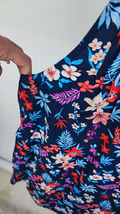 تاپ زنانه نخی برند سوناما رنگ سرمهای با طرح گلهای هاوایی قرمز و آبی مناسب تابستان