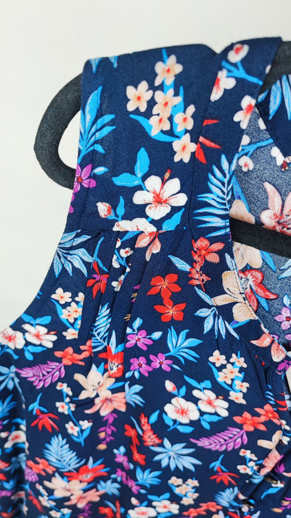 تاپ زنانه نخی برند سوناما رنگ سرمهای با طرح گلهای هاوایی قرمز و آبی مناسب تابستان