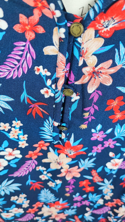 تاپ زنانه نخی برند سوناما رنگ سرمهای با طرح گلهای هاوایی قرمز و آبی مناسب تابستان