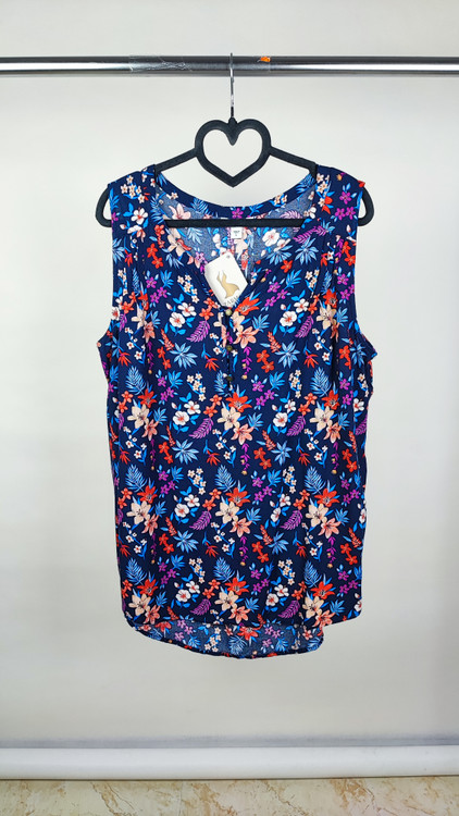 تاپ زنانه نخی برند سوناما رنگ سرمهای با طرح گلهای هاوایی قرمز و آبی مناسب تابستان