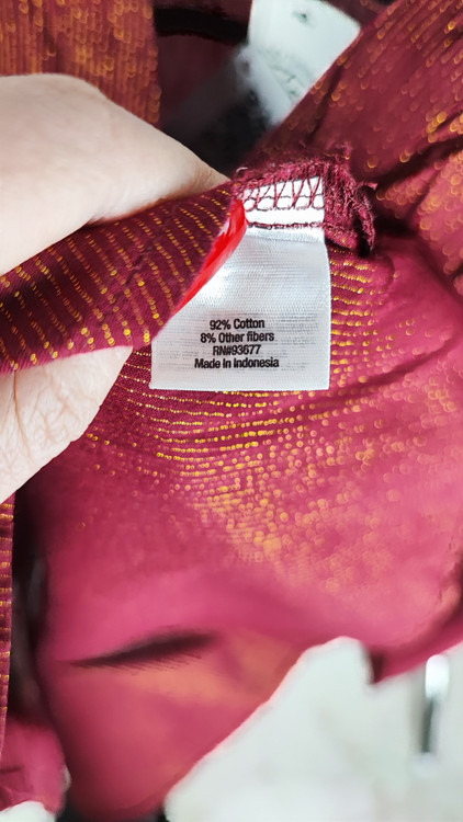 شومیز زنانه آستین بلند برند a.n.a رنگ جگری با خطوط طلایی لورکس، مناسب استایل نیمه رسمی و مجلسی، موجود در فروشگاه زرماه گالری.