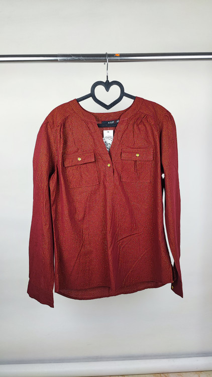 شومیز زنانه آستین بلند برند a.n.a رنگ جگری با خطوط طلایی لورکس، مناسب استایل نیمه رسمی و مجلسی، موجود در فروشگاه زرماه گالری.