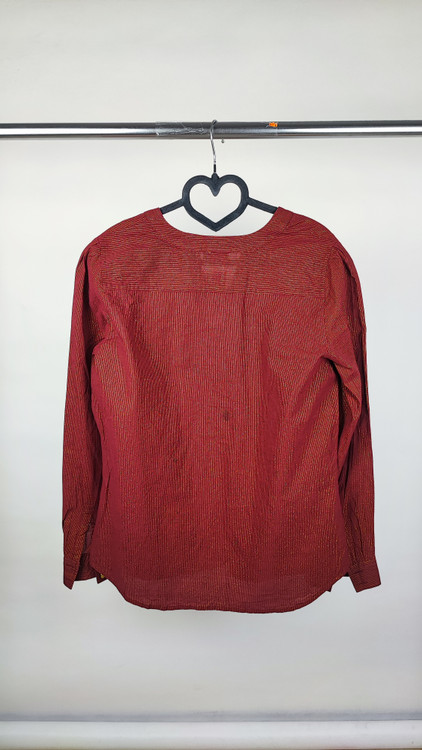 شومیز زنانه آستین بلند برند a.n.a رنگ جگری با خطوط طلایی لورکس، مناسب استایل نیمه رسمی و مجلسی، موجود در فروشگاه زرماه گالری.