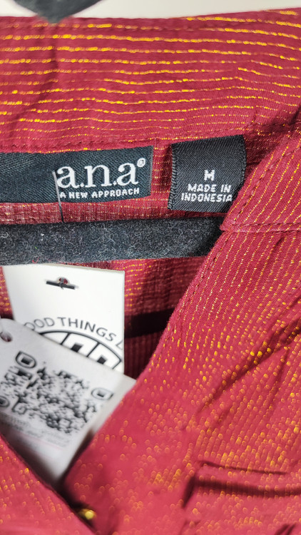 شومیز زنانه آستین بلند برند a.n.a رنگ جگری با خطوط طلایی لورکس، مناسب استایل نیمه رسمی و مجلسی، موجود در فروشگاه زرماه گالری.