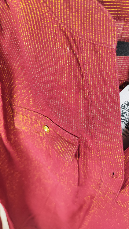 شومیز زنانه آستین بلند برند a.n.a رنگ جگری با خطوط طلایی لورکس، مناسب استایل نیمه رسمی و مجلسی، موجود در فروشگاه زرماه گالری.