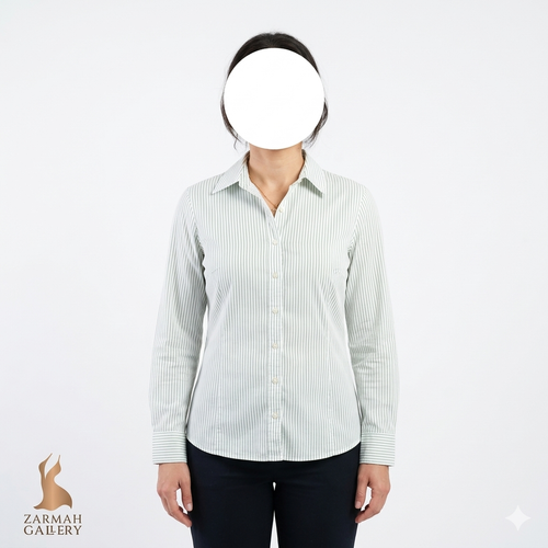 شومیز زنانه آستین سهربع برند مرونا با پارچه راه راه باریک سفید و سبز آبی روشن، یقه مردانه و دکمهدار، مناسب استایل کژوال