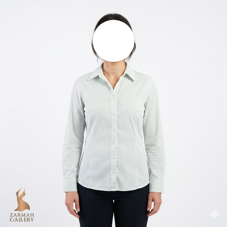 شومیز زنانه آستین سهربع برند مرونا با پارچه راه راه باریک سفید و سبز آبی روشن، یقه مردانه و دکمهدار، مناسب استایل کژوال