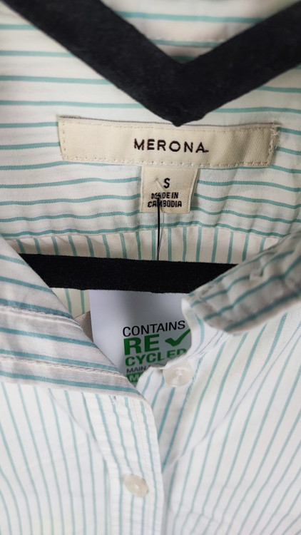 شومیز زنانه آستین سهربع برند مرونا با پارچه راه راه باریک سفید و سبز آبی روشن، یقه مردانه و دکمهدار، مناسب استایل کژوال