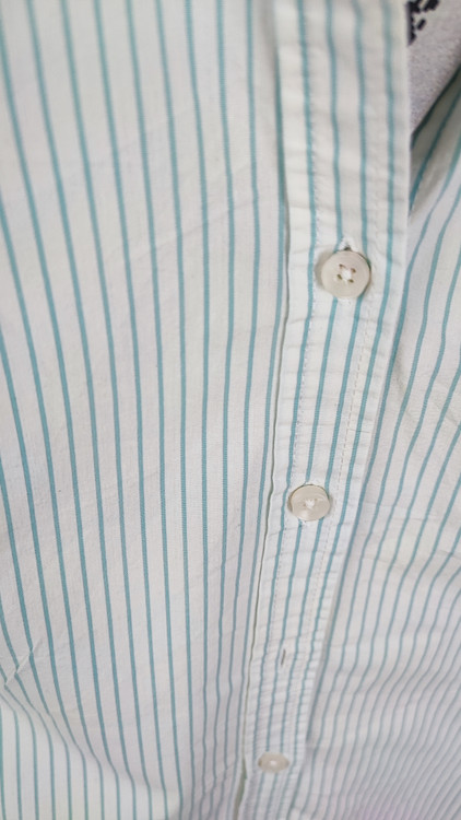 شومیز زنانه آستین سهربع برند مرونا با پارچه راه راه باریک سفید و سبز آبی روشن، یقه مردانه و دکمهدار، مناسب استایل کژوال