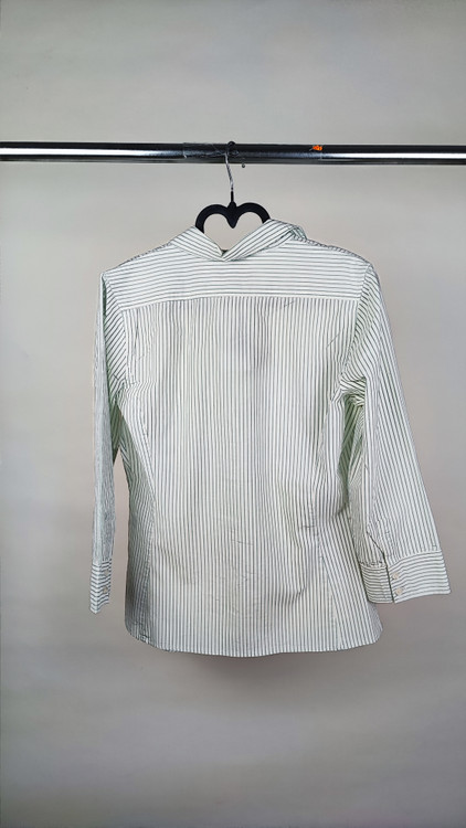 شومیز زنانه آستین سهربع برند مرونا با پارچه راه راه باریک سفید و سبز آبی روشن، یقه مردانه و دکمهدار، مناسب استایل کژوال