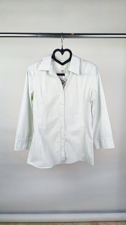 شومیز زنانه آستین سهربع برند مرونا با پارچه راه راه باریک سفید و سبز آبی روشن، یقه مردانه و دکمهدار، مناسب استایل کژوال