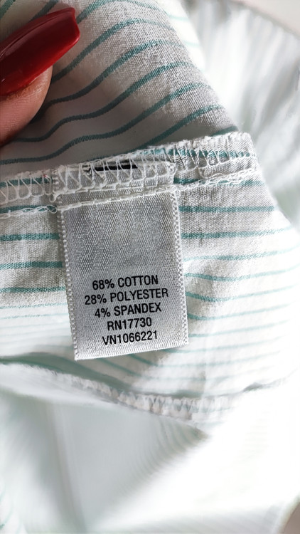 شومیز زنانه آستین سهربع برند مرونا با پارچه راه راه باریک سفید و سبز آبی روشن، یقه مردانه و دکمهدار، مناسب استایل کژوال