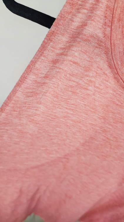 تاپ زنانه رکابی رنگ گلبهی ملانژ استوک وارداتی مناسب استایل ورزشی و کژوال