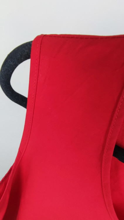 تاپ زنانه بدون آستین رنگ قرمز برند خارجی استوک اقتصادی کد 2 مناسب سایز 42 و 44 تنخور راحت