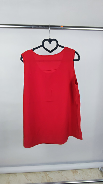 تاپ زنانه بدون آستین رنگ قرمز برند خارجی استوک اقتصادی کد 2 مناسب سایز 42 و 44 تنخور راحت
