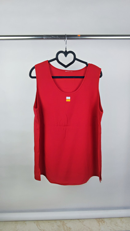 تاپ زنانه بدون آستین رنگ قرمز برند خارجی استوک اقتصادی کد 2 مناسب سایز 42 و 44 تنخور راحت