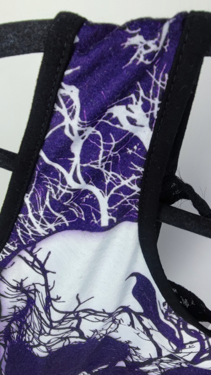 تاپ زنانه رکابی بنفش و سفید استوک وارداتی طرح اسکلت و درختان سایز ۴۰ تا ۴۲ زرماه گالری