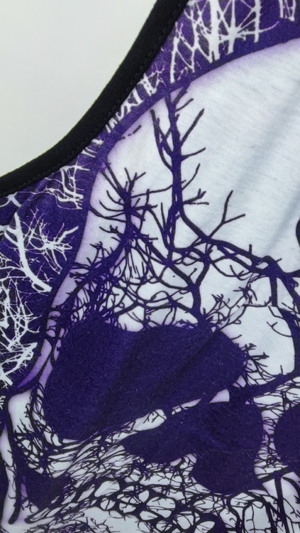 تاپ زنانه رکابی بنفش و سفید استوک وارداتی طرح اسکلت و درختان سایز ۴۰ تا ۴۲ زرماه گالری