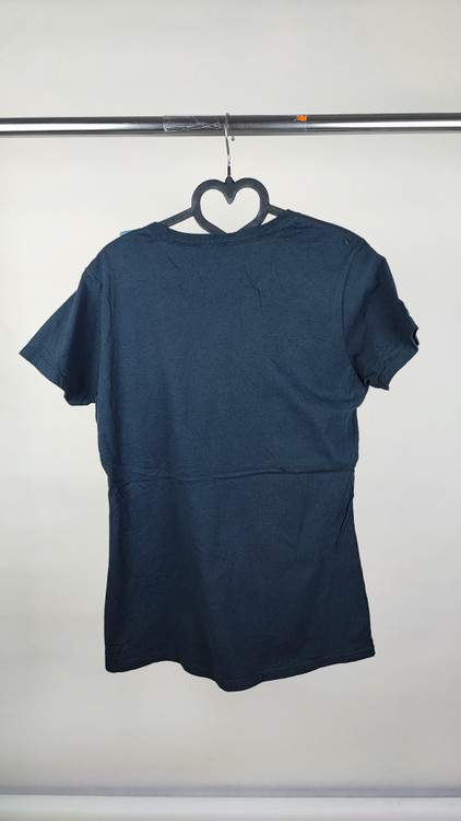 تیشرت زنانه استوک سورمهای مارک Port & Company با طرح نوشته "Easily Distracted By Birds" و پرندگان رنگی، مناسب سایز 40 تا