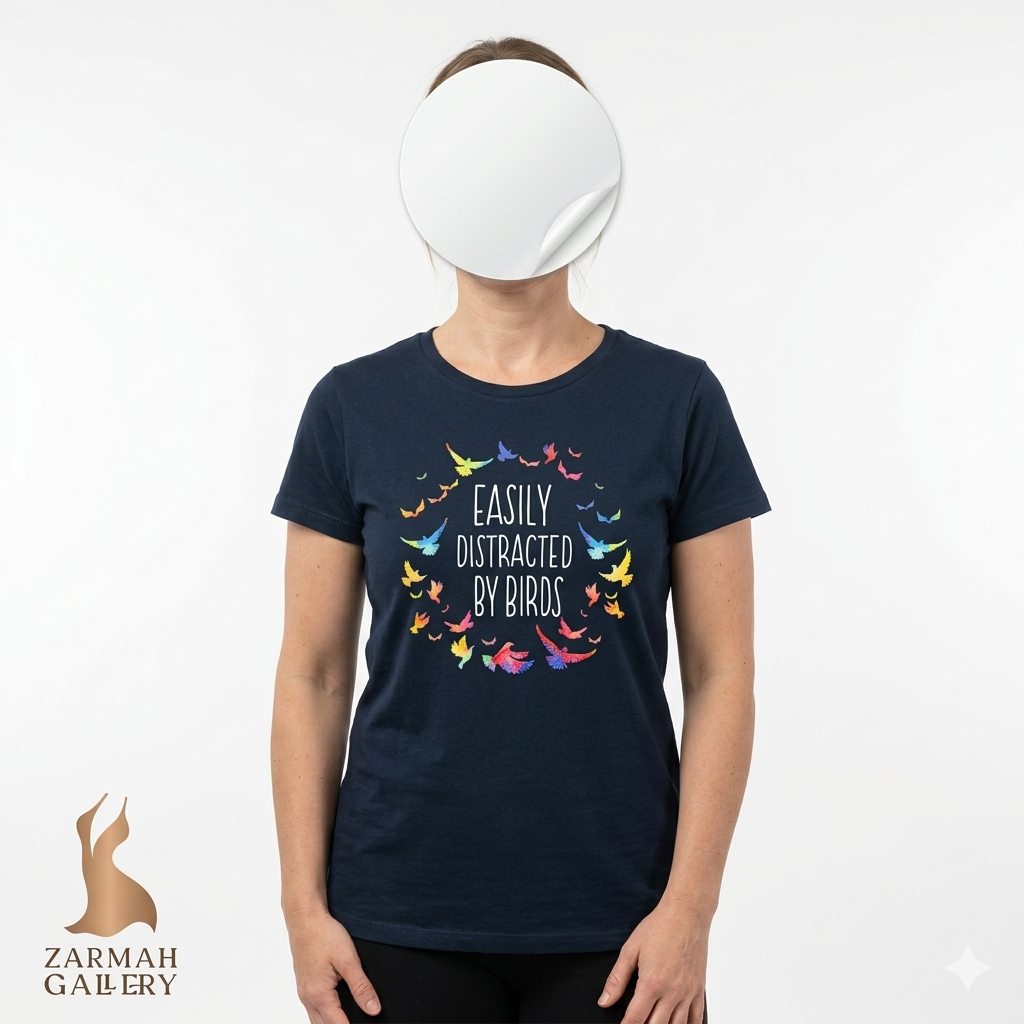 تیشرت زنانه استوک سورمهای مارک Port & Company با طرح نوشته "Easily Distracted By Birds" و پرندگان رنگی، مناسب سایز 40 تا