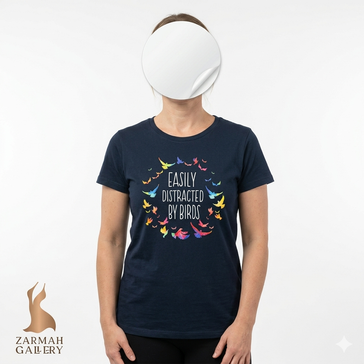 تیشرت زنانه استوک سورمهای مارک Port & Company با طرح نوشته "Easily Distracted By Birds" و پرندگان رنگی، مناسب سایز 40 تا