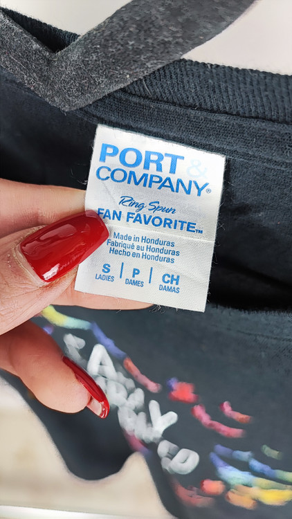 تیشرت زنانه استوک سورمهای مارک Port & Company با طرح نوشته "Easily Distracted By Birds" و پرندگان رنگی، مناسب سایز 40 تا