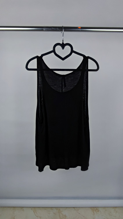 تاپ زنانه مشکی نخی برند تریومف Triumph چاپ دار مدل She’s Whiskey in a Tea Cup - استوک وارداتی گرید B - فروشگاه زرماه گالری