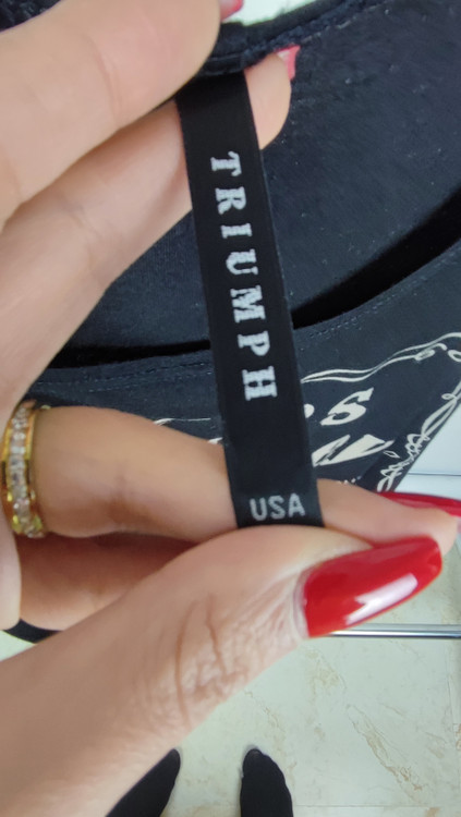 تاپ زنانه مشکی نخی برند تریومف Triumph چاپ دار مدل She’s Whiskey in a Tea Cup - استوک وارداتی گرید B - فروشگاه زرماه گالری