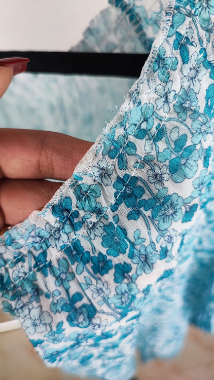 پیراهن زنانه آبی گلدار مدل سرشانه قایقی برند استوک خارجی کد 908 با ایراد جزئی در دوخت