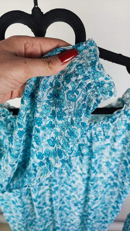 پیراهن زنانه آبی گلدار مدل سرشانه قایقی برند استوک خارجی کد 908 با ایراد جزئی در دوخت